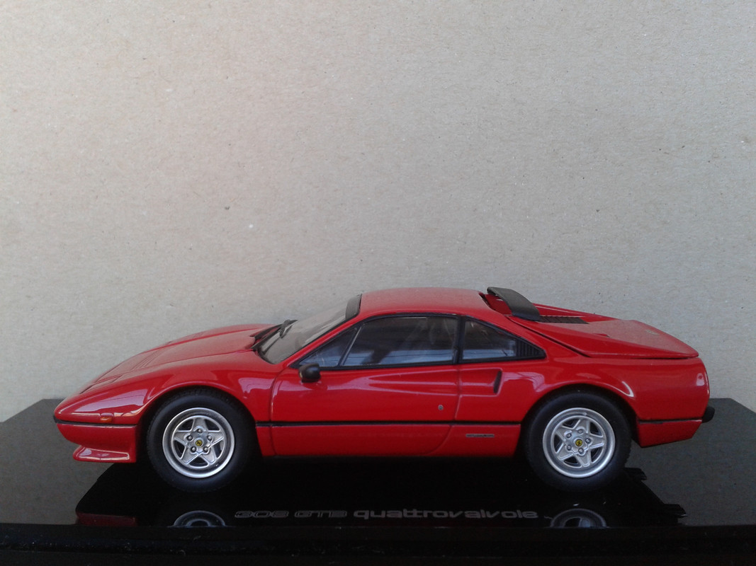 1982 Ferrari 308 GTB Quattrovalvole (Kyosho) (11)