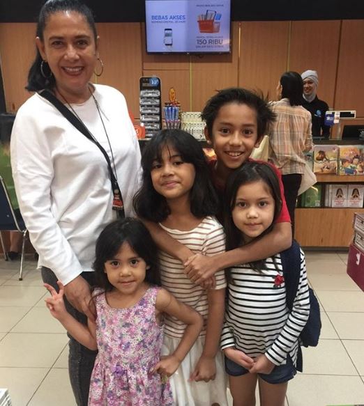 Lidya Kandou dan keempat cucunya