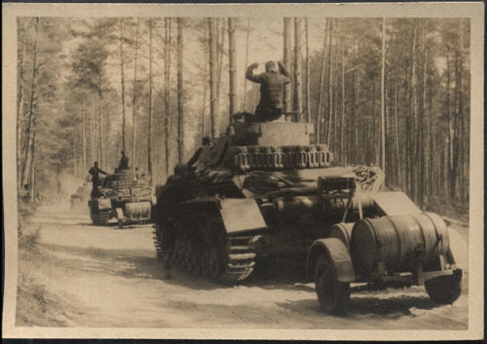 Panzer  mit angehängten Benzin Nachschubhänger R