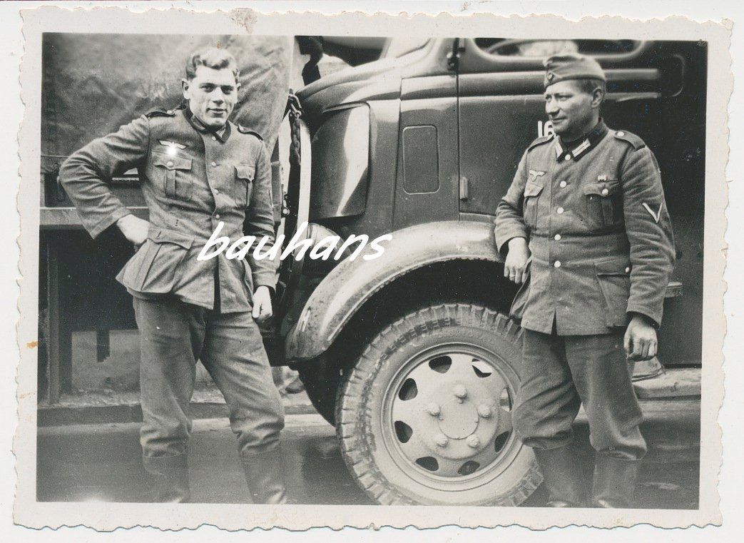 Foto deutsche Landser vor Lastkraftwagen (LKW) 2