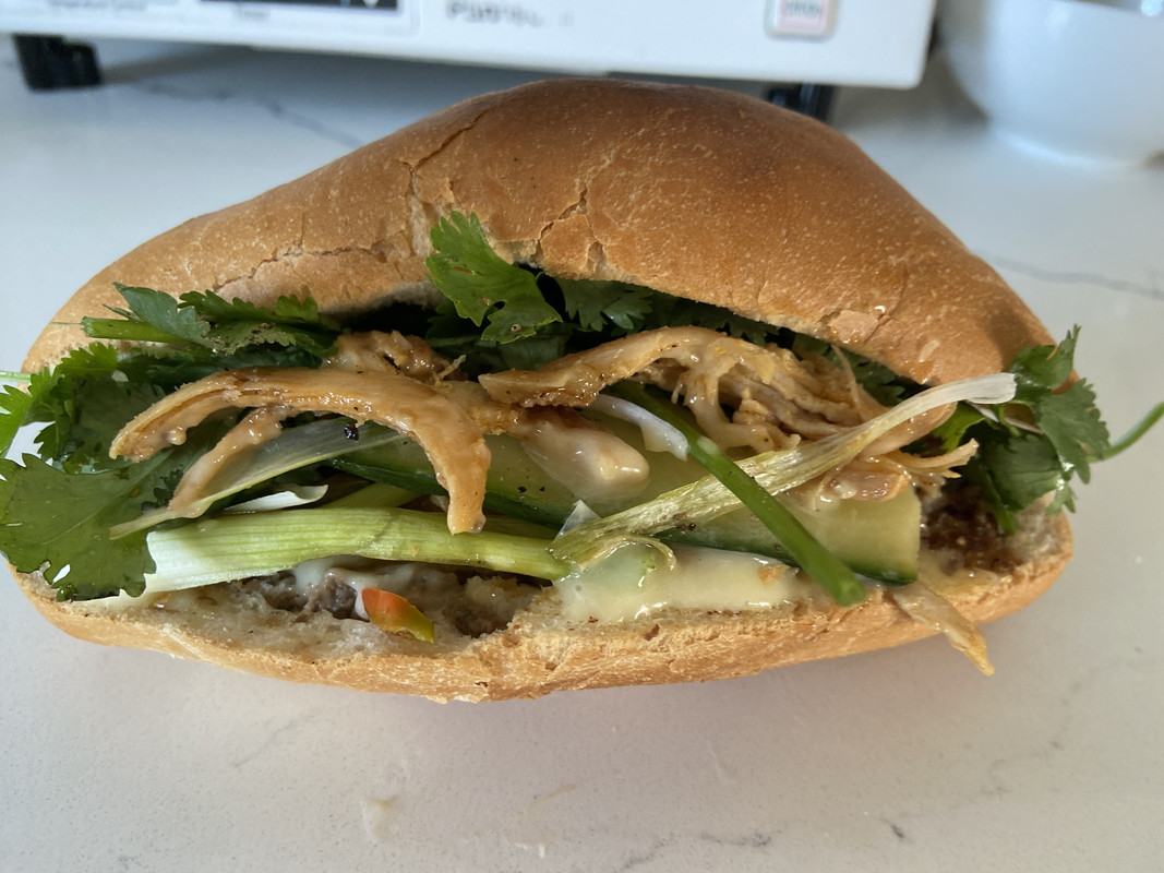 Banh mi Patê gà xé