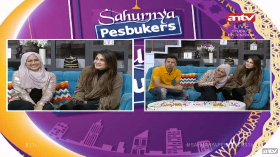 Luna Maya mencondongkan tubuhnya ke arah depan saat melihat video Ariel NOAH disuapi