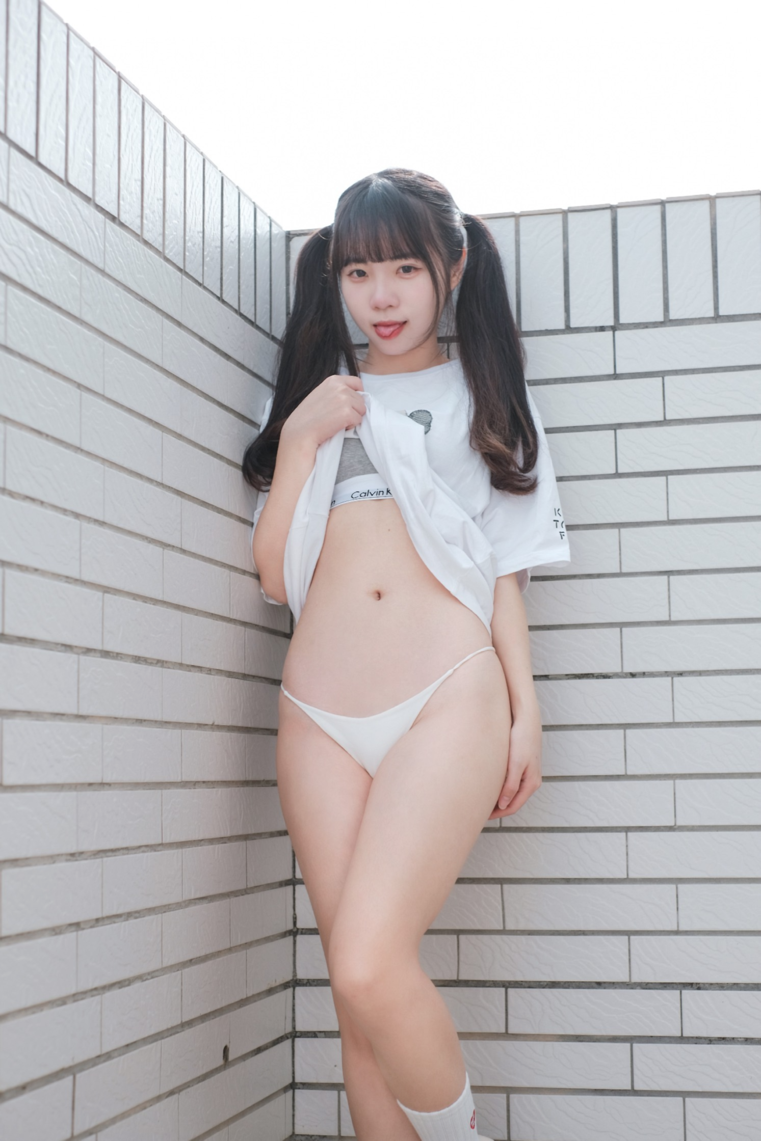 可可小白兔 捕獲一隻沒穿褲褲の小白兔🐰 写真集 – 私房主题 高清图集 [30P-94MB]插图8