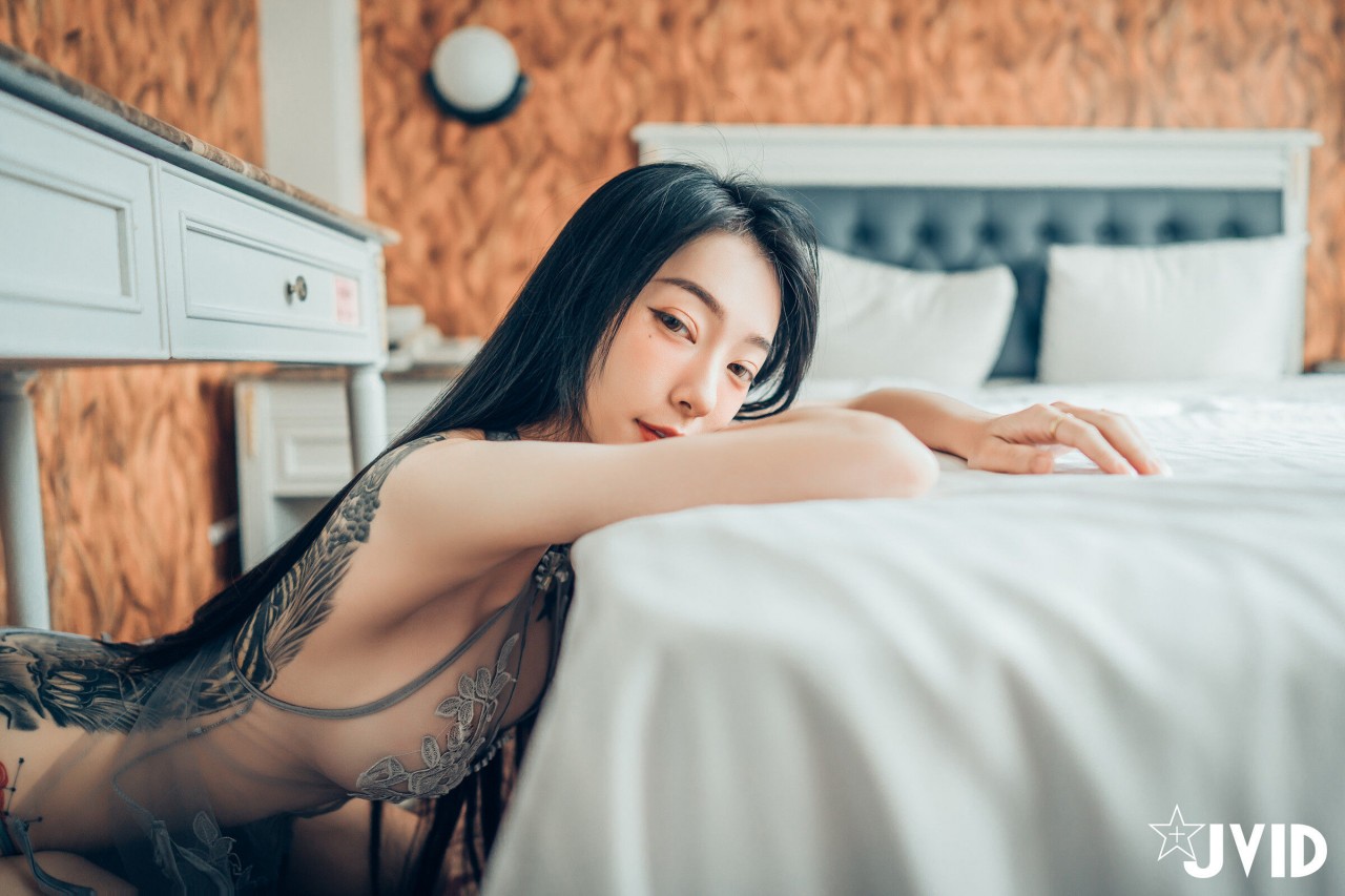 jvid 露出 色色旗袍写真，复古窗边的红衣纹身女孩插图3