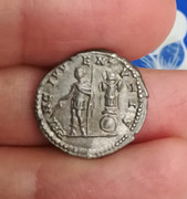 Denario de Geta. PRINC IVVENTVTIS. Geta y trofeo. Roma Geta-R