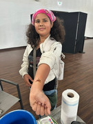 Sommerfest-Gerresheim-2026-Madchen-zeigt-Tattoo