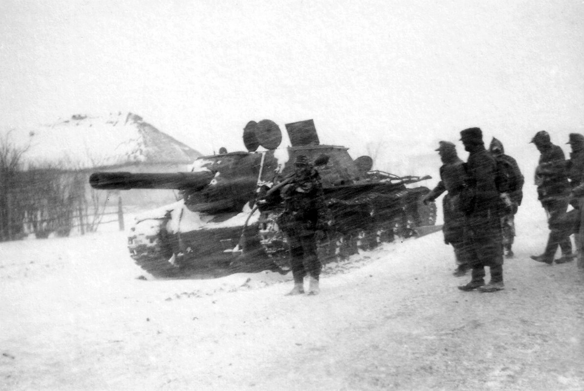 Soldados alemanes hacen un alto junto a un SU-152 soviético abandonado en las cercanías de Cherkasy, Ucrania