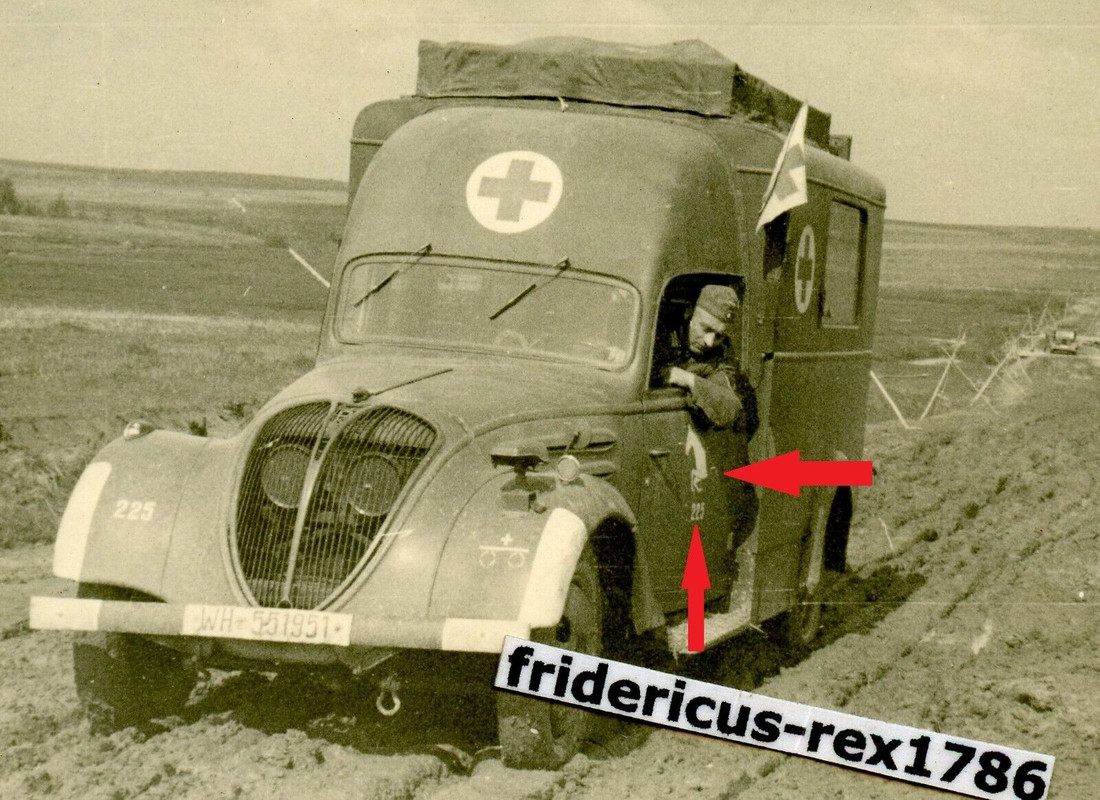 Foto Ostfront Rotkreuz Sankawagen Kübelwagen PKW mit Kennung Pferd 225 HKL
