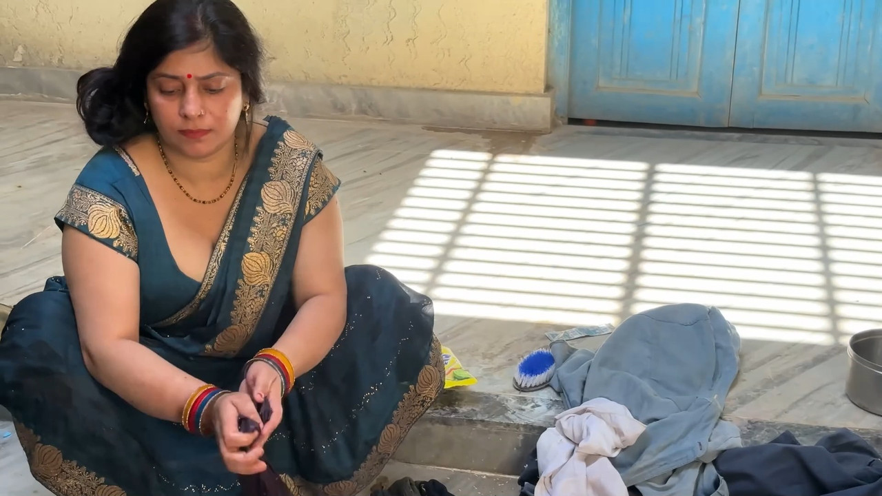 sexy chubby desi aunty huge breasts navel in red saree.mp4_snapshot_00.29.024