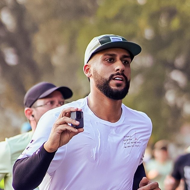 Foto do coach Caique, fundador do Bora Correr Club, sorrindo.