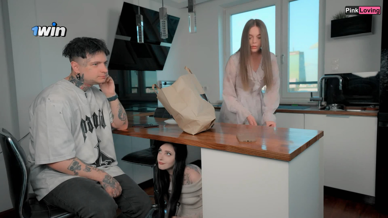 1小清新甜美反差小姐姐『pinkloving』当着女友面前偷偷操她最好闺蜜，玩的就是紧张刺激 享受偷情的快 (4)