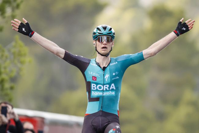 Aleksandr Vlasov vince sullAlto Antenas del Maigmò (foto: Luis Angel Gomez / SprintCyclingAgency)