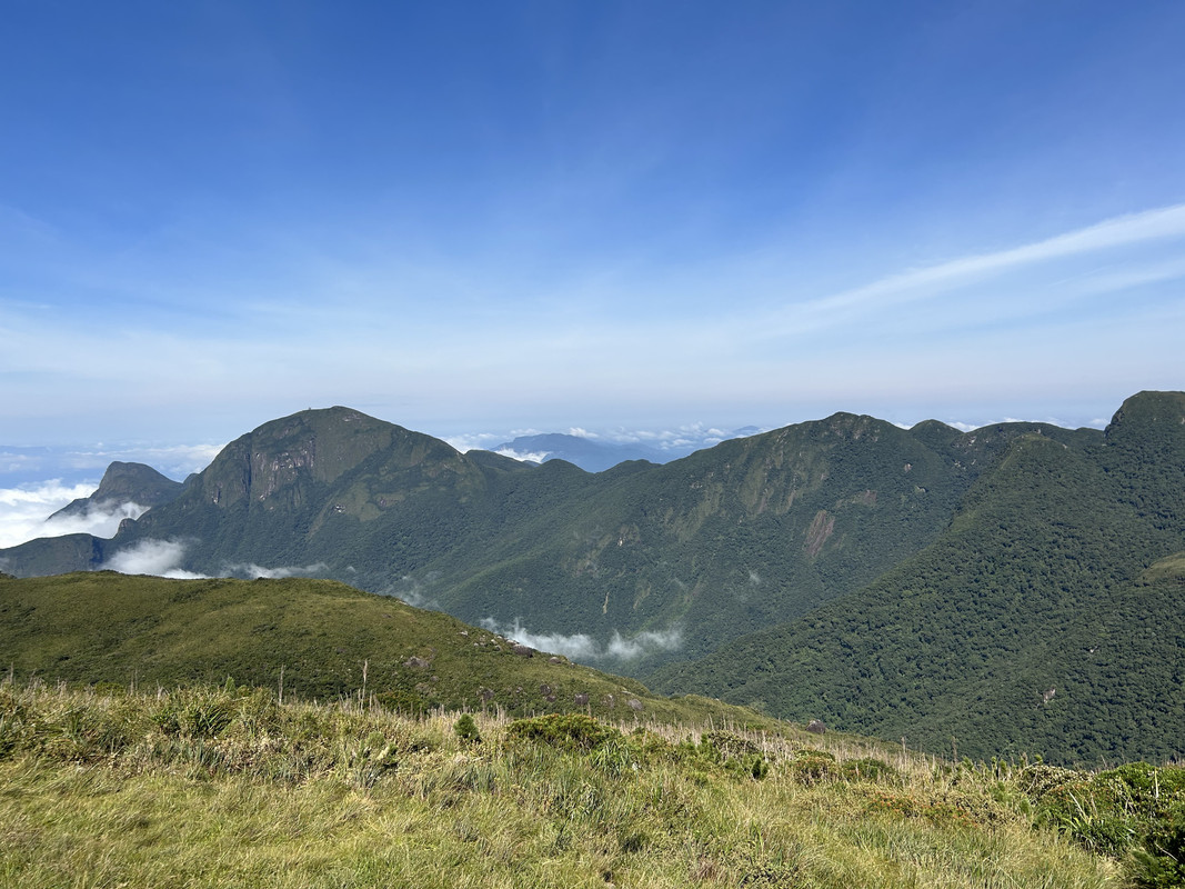 Trilha no Pico Paraná mostrando caminhantes subindo a montanha