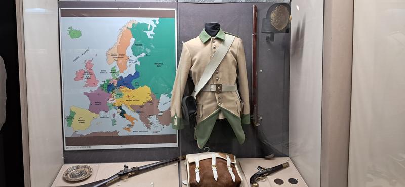 Museo militar nacional, arco de triunfo y museo nacional del pueblo. - Bucarest: Le petit Paris de l’est (10)