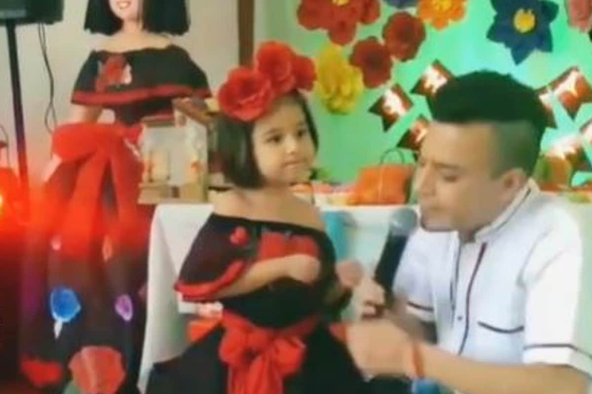 En Tiktok, mujer celebra con meseros su cumpleaños porque la plantaron