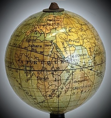 globo terr�queo antiguo con l�nea de la ecl�ptica pintada