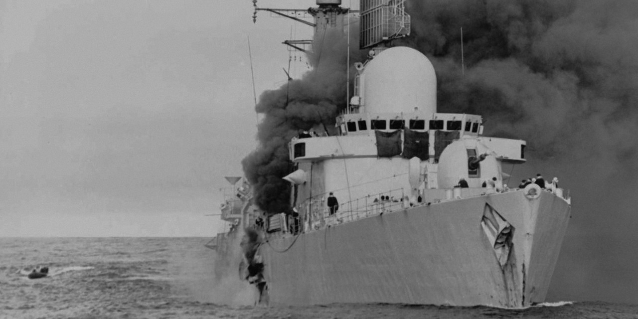 HMS Sheffield (D.80) пожар после попадания аргентинской ракеты, 4 мая 1982-2
