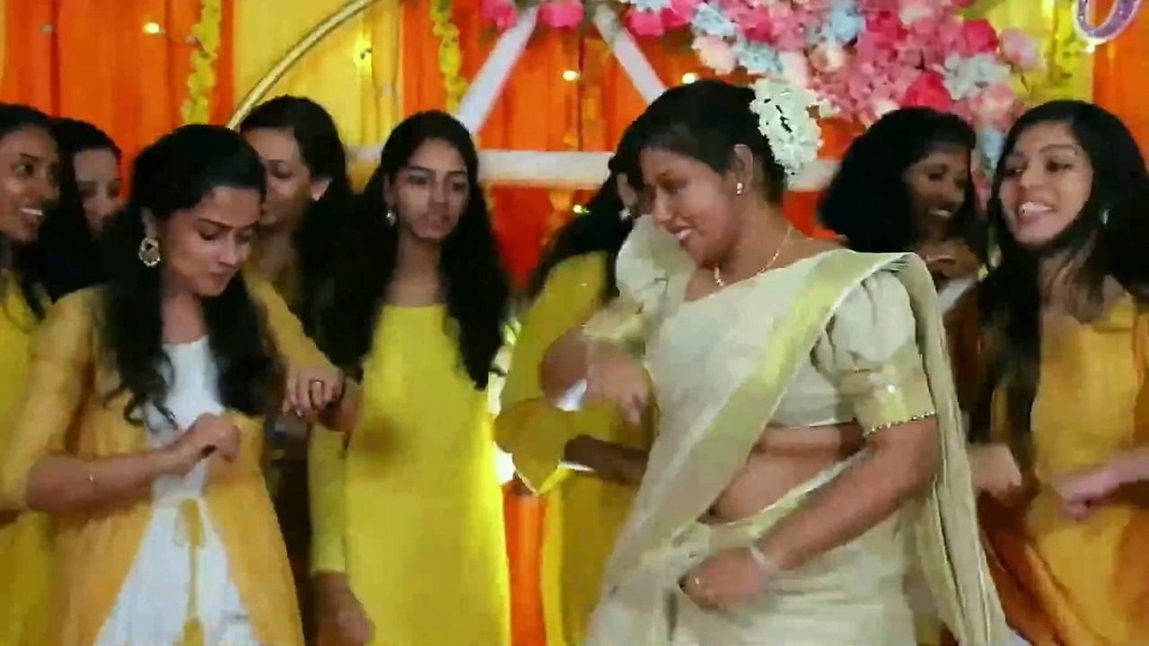 Mallu Cute Bride Sexy navel show.mkv_snapshot_01.49.205