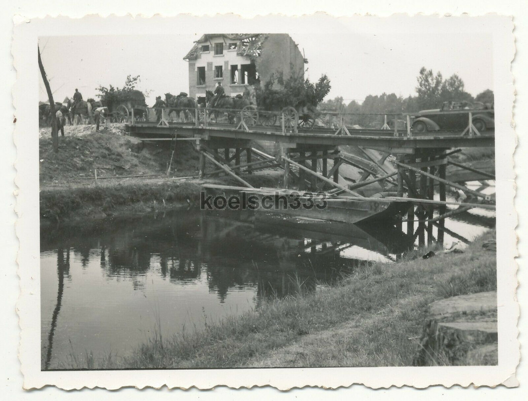Foto Pferde bespannte Gefechtswagen auf einer Kriegsbrücke Belgien - Frankreich