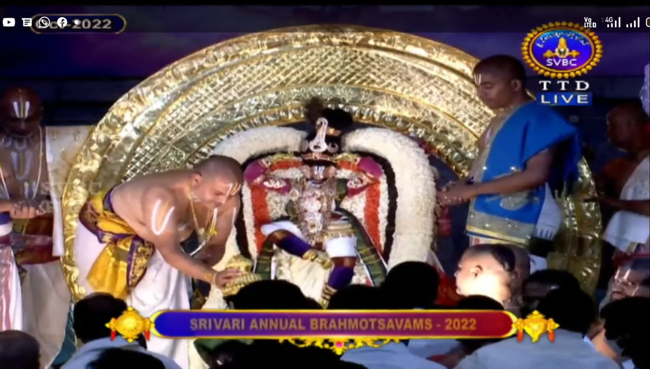 చంద్రప్రభ వాహనంపై ఊరేగుతున్న శ్రీనివాసుడు చంద్రప్రభ వాహనంపై ఊరేగుతున్న శ్రీనివాసుడు