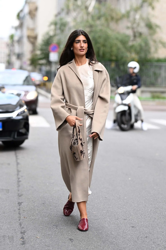 Casaco longo sobre vestido fluido