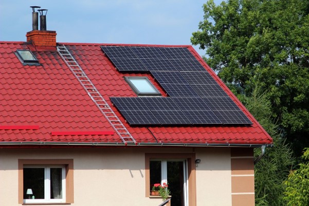 Un toit en tuiles rouges avec panneaux solaires