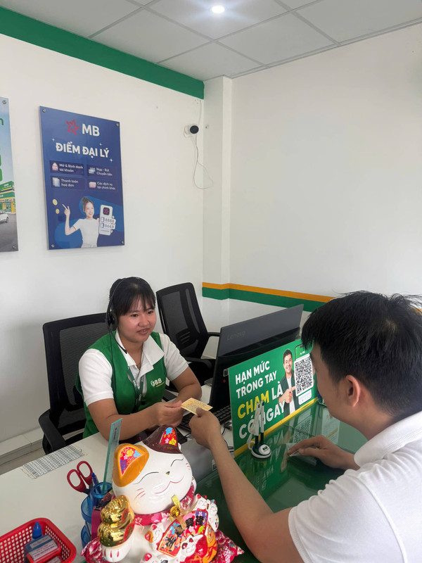 Nhân viên F88 hỗ trợ tại phòng giao dịch 46 Ngô Gia Tự