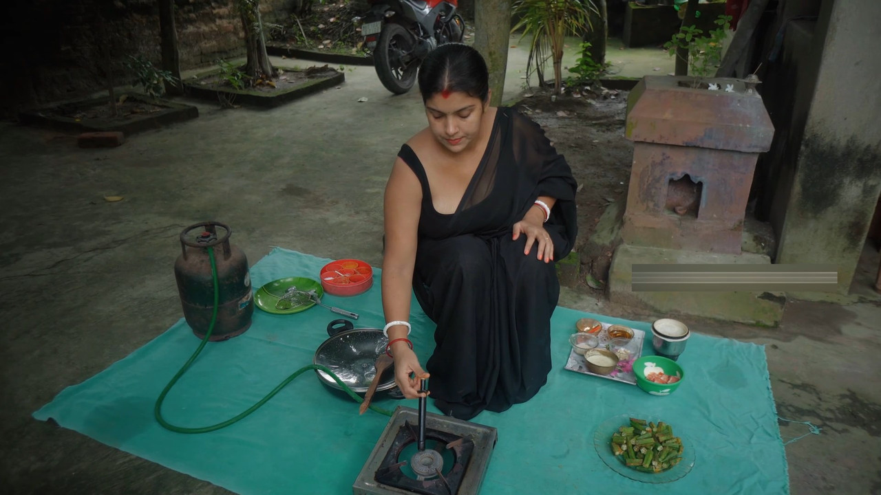 Homely Chubby bengali Lady hot in black saree.mp4_snapshot_00.43.119