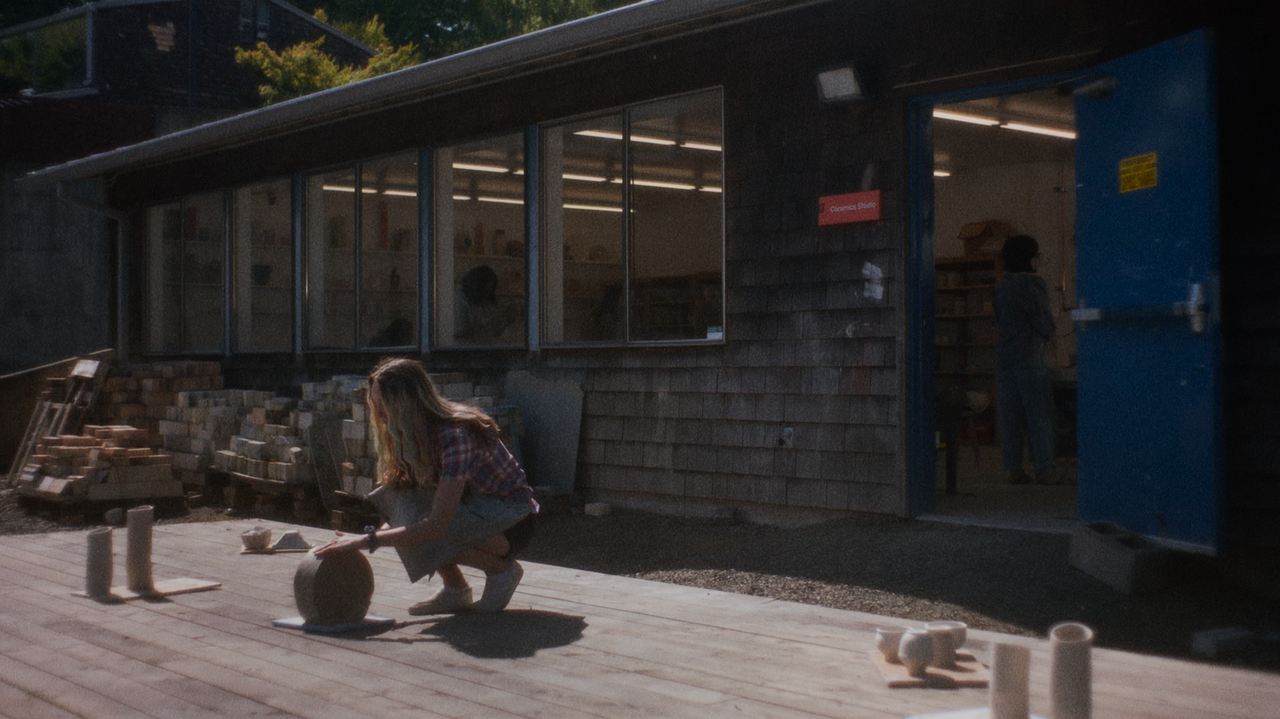 Showing.Up.2023.2160p.WEB-DL.HDR.DV.HEVC-Нечипорук.mkv_snapshot_00.18.09.213