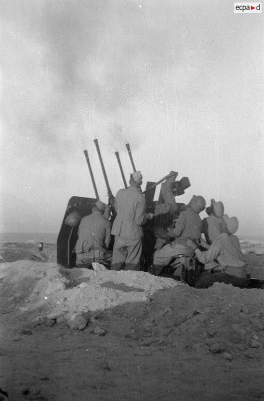 Un canon de Flak 38 Vierling de 2 cm tire sur un objectif aérien.