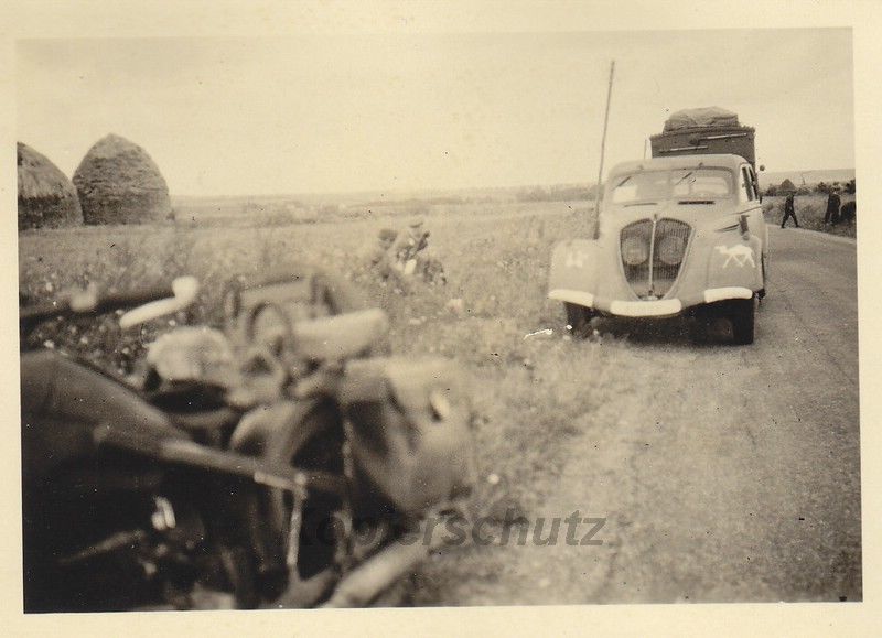 französische Beute - PKW Peugeot mit Divisionzei