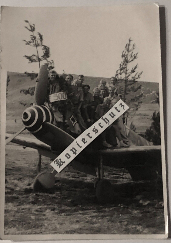 Foto Soldaten auf Messerschmitt Me 109 JG 53 Pik As 500 Feindflug geschmückt (1)
