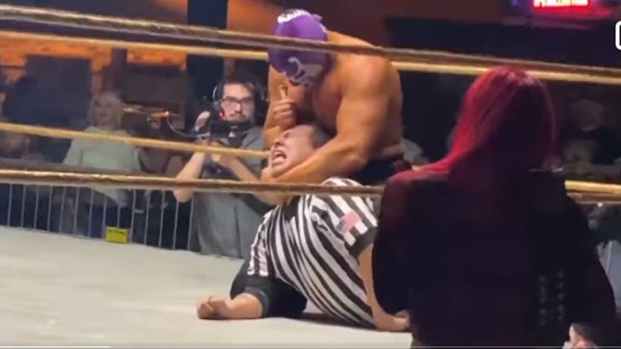 Árbitro de la Lucha Libre es apuñalado en pleno show sobre el cuadrilátero