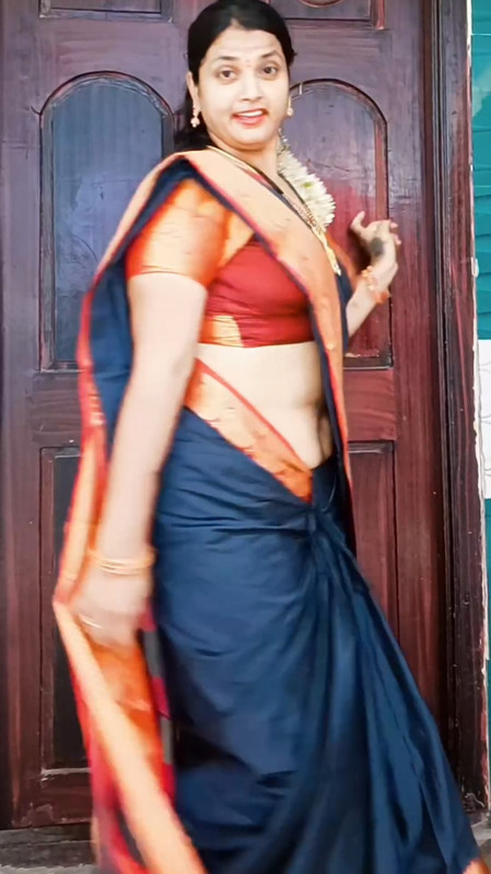 hot telugu aunty sexy navel in orange and black saree.mp4_snapshot_00.00.473