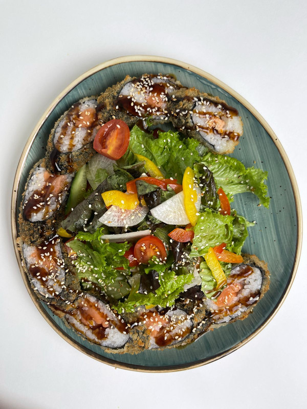 Салат с горячим роллом (230г)