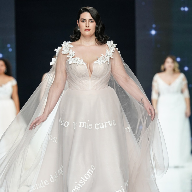 Sposa Curvy, la collezione 2025 sfila a SposaItalia