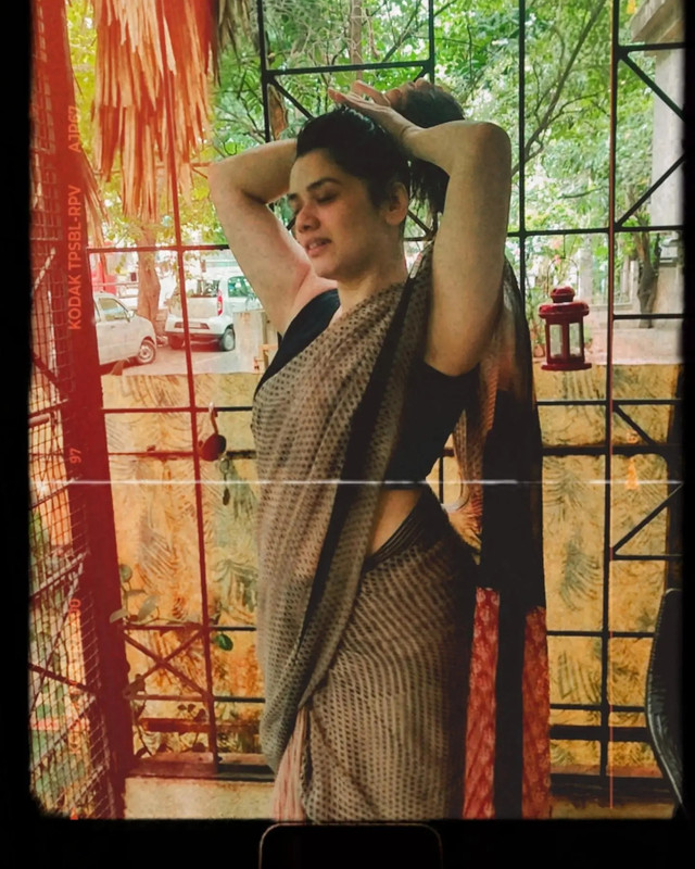 8-Girija-Oak-Godbole-Beautiful-Photos-in-Saree-My-Vantage-Point