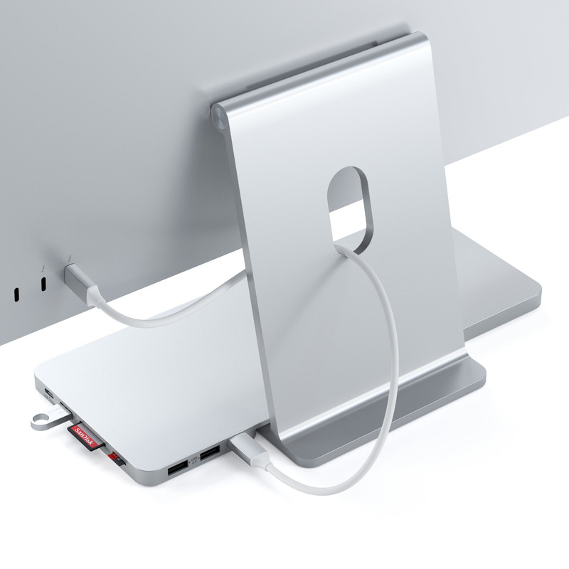 Puertos frontales del dock Satechi, incluyendo USB-C, USB-A y lectores de tarjetas.