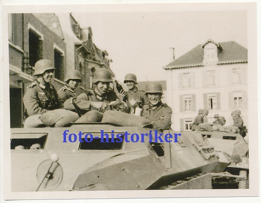 Kameraden in SDKFZ 251 Kampf Ausrüstung Kolonne 