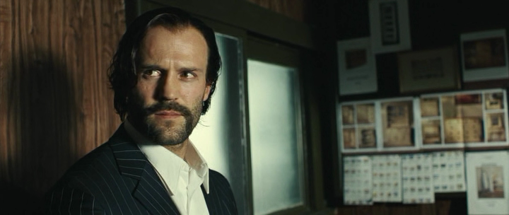 Revolver_HDRip__[scarabey.org]_by_Scarabey.avi_20211213_210435.403