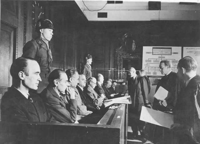 Los acusados en el juicio Krupp, en primer plano, Alfried Krupp, luego Ewald Loeser, Eduard Houdremont, Erich Müller, Friedrich Janssen, Karl Pfirsisch, Karl Eberhardt y Heinrich Korschan