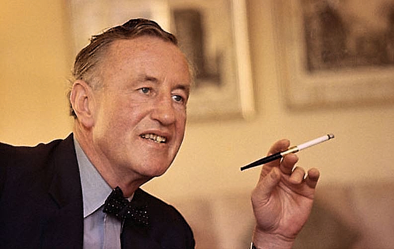 JAMES-BOND-SMOKING-1-FOTOR.jpg