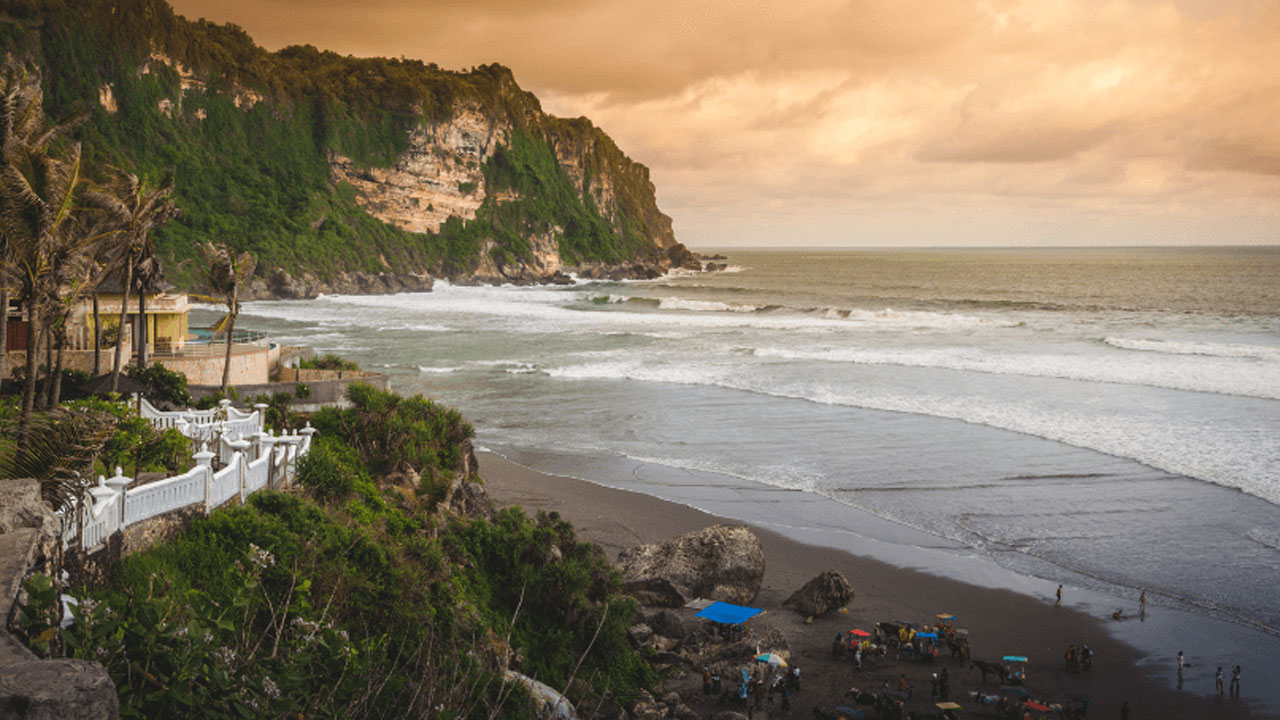 Pantai Parangtritis, Pesona Alam yang Menawan di Yogyakarta