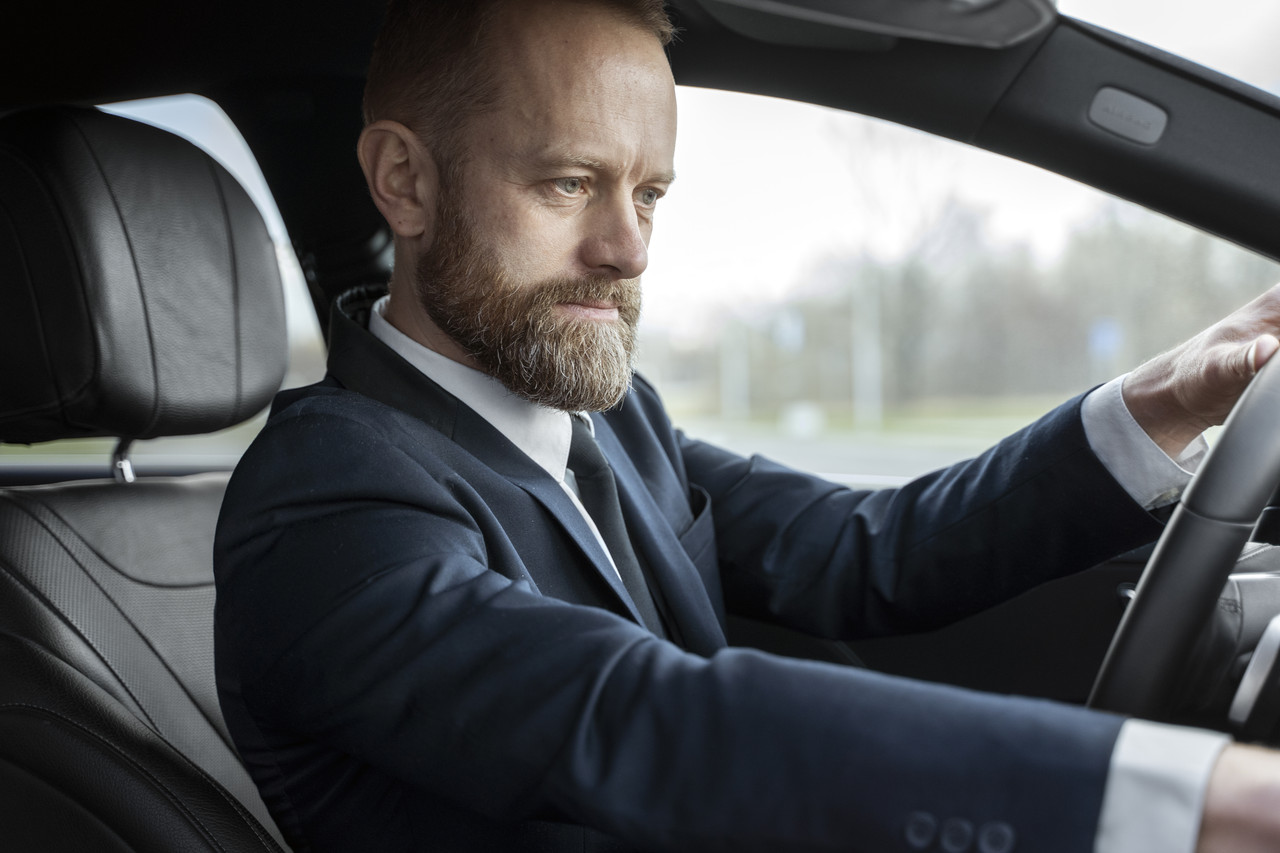 elegant uber driver giving taxi ride (1)