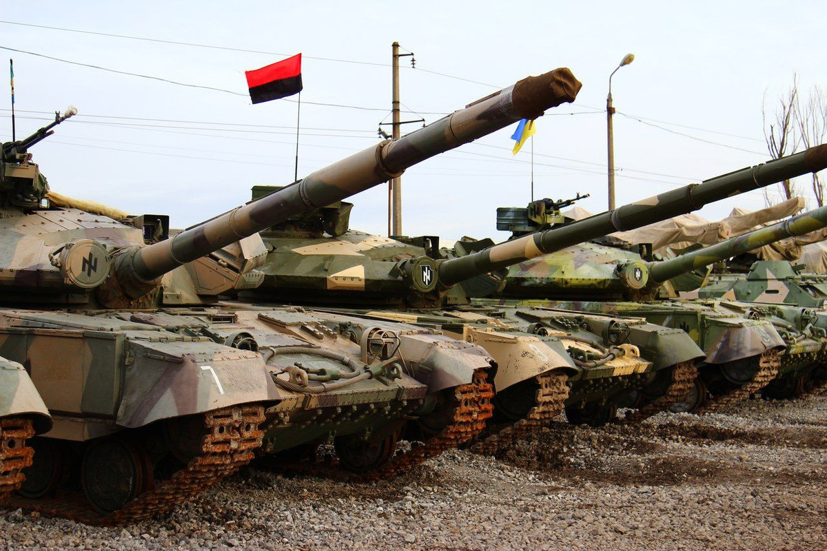 azov-tanks.jpg
