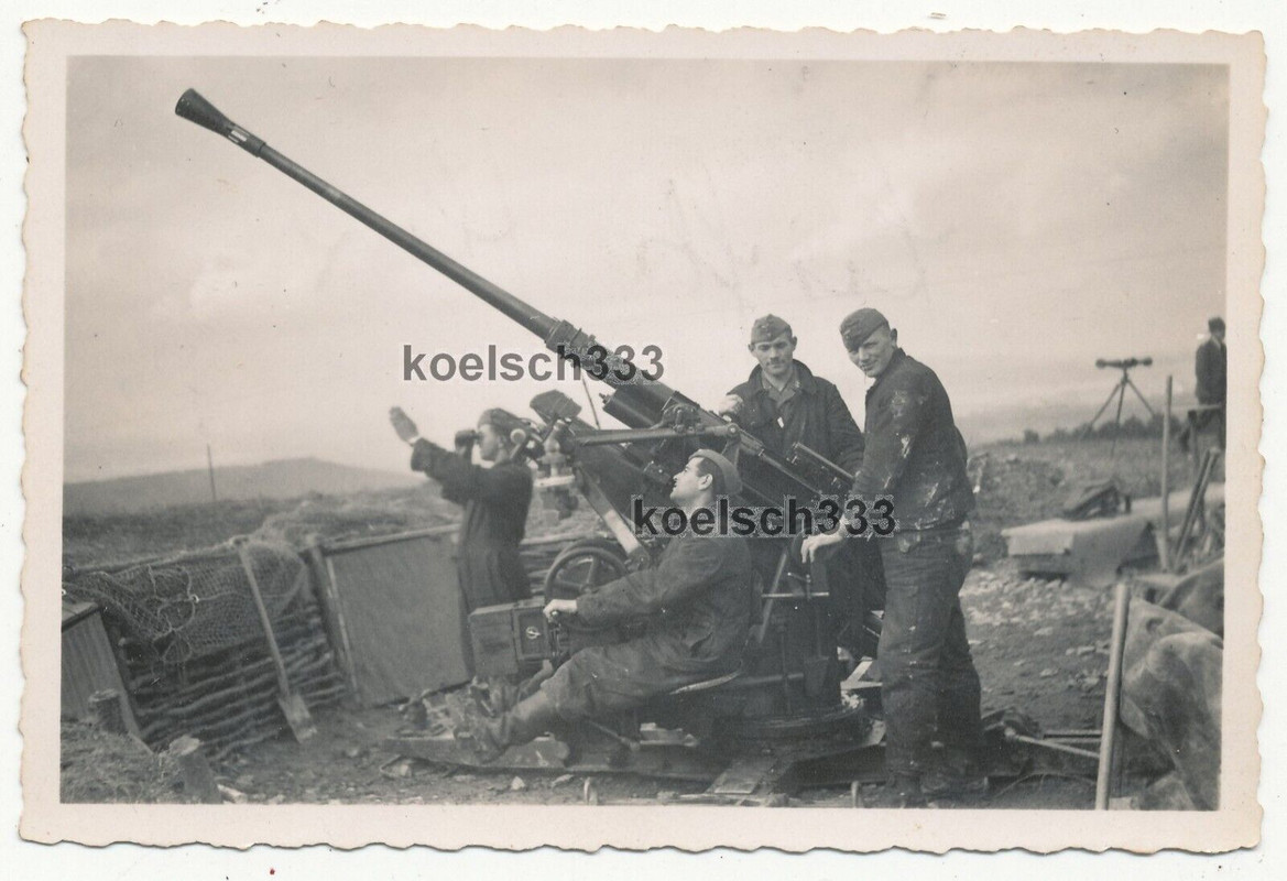 Foto Soldaten der Luftwaffe am 3,7cm Flak Artillerie Geschütz in Feuerstellung