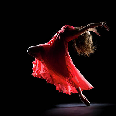 the-dancer-on-black-background-proxyminderwwww.jpg