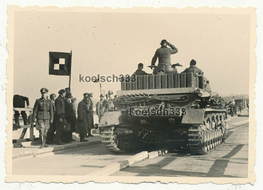 Foto Panzer IV der Wehrmacht bei GFM List auf der Donau Rücke in Rumänien 1941