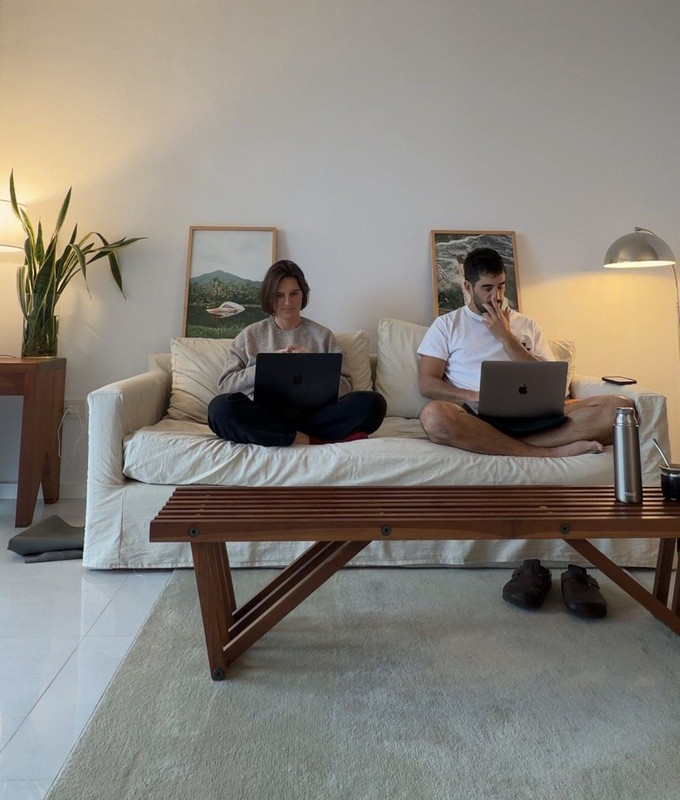 Maga y Exe trabajando en el sillón