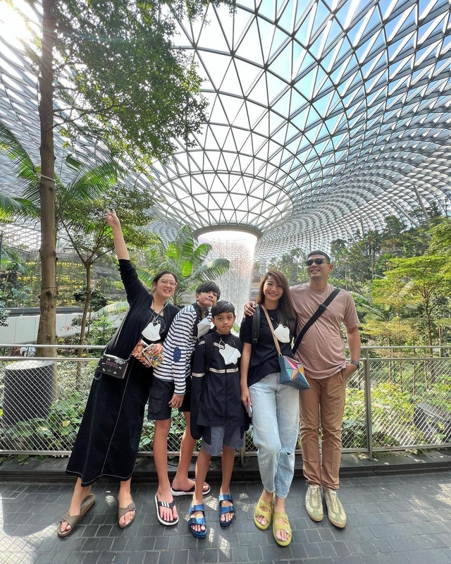 Potret kompak liburan seru ala keluarga Hesti Purwadinata dan Edo Borne saat di Singapura.